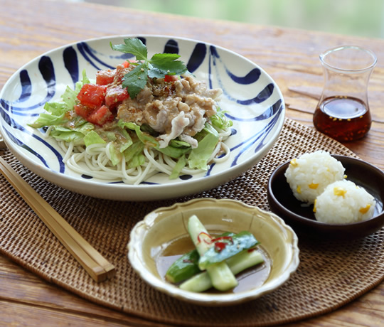 野菜たっぷりサラダうどん～ピリ辛甘酒ごまだれ